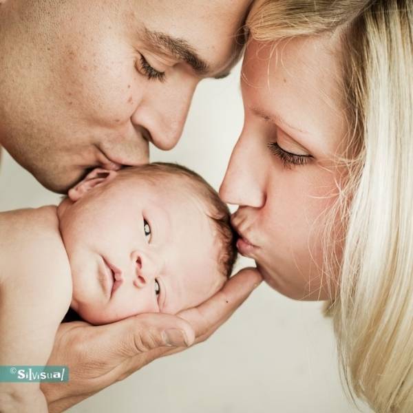 Close-up van newborn baby met papa en mama tijdens fotosessie bij Silvisual Waalwijk