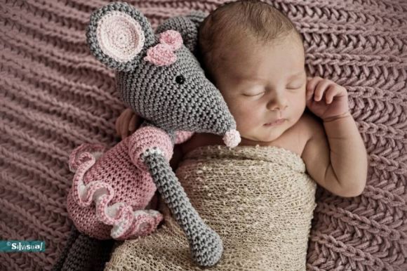 Close-up van een slapende pasgeboren baby met knuffel tijdens New Born fotoshoot in Waalwijk